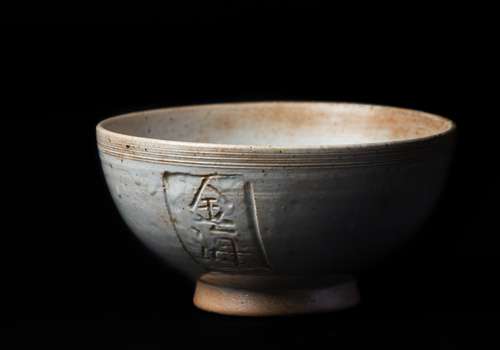 Ceramic tea bowls with the name of Gimhae areas