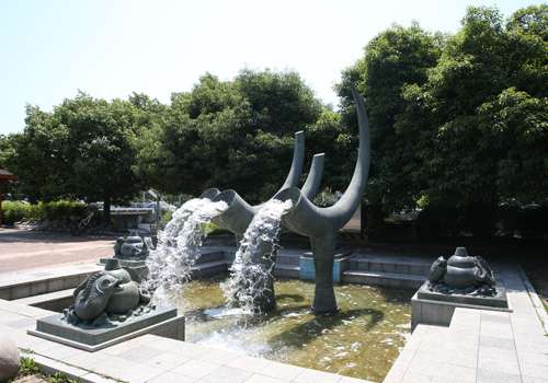 가야유물을 본뜬 분수대