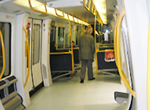 전동차에 자전거를 싣는 모습