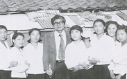 김해의 옛집 마당에서 김해여고 학생들과 함께 한 허웅 선생