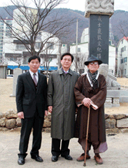 배치문 의사의 후손 (왼쪽부터) 배호순·배종태(배 의사 사후양자)·배종록씨