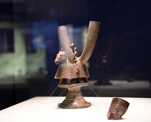 국토 제 275호 말탄 사람모양 뿔잔과 잔조각모습