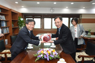 제 43회 가야문화축제 당시 중국 우시시 대표단 선물 증정