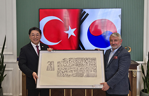 2025.06.30. 김해시장 초룸시장에게 탁본 기념액자 증정