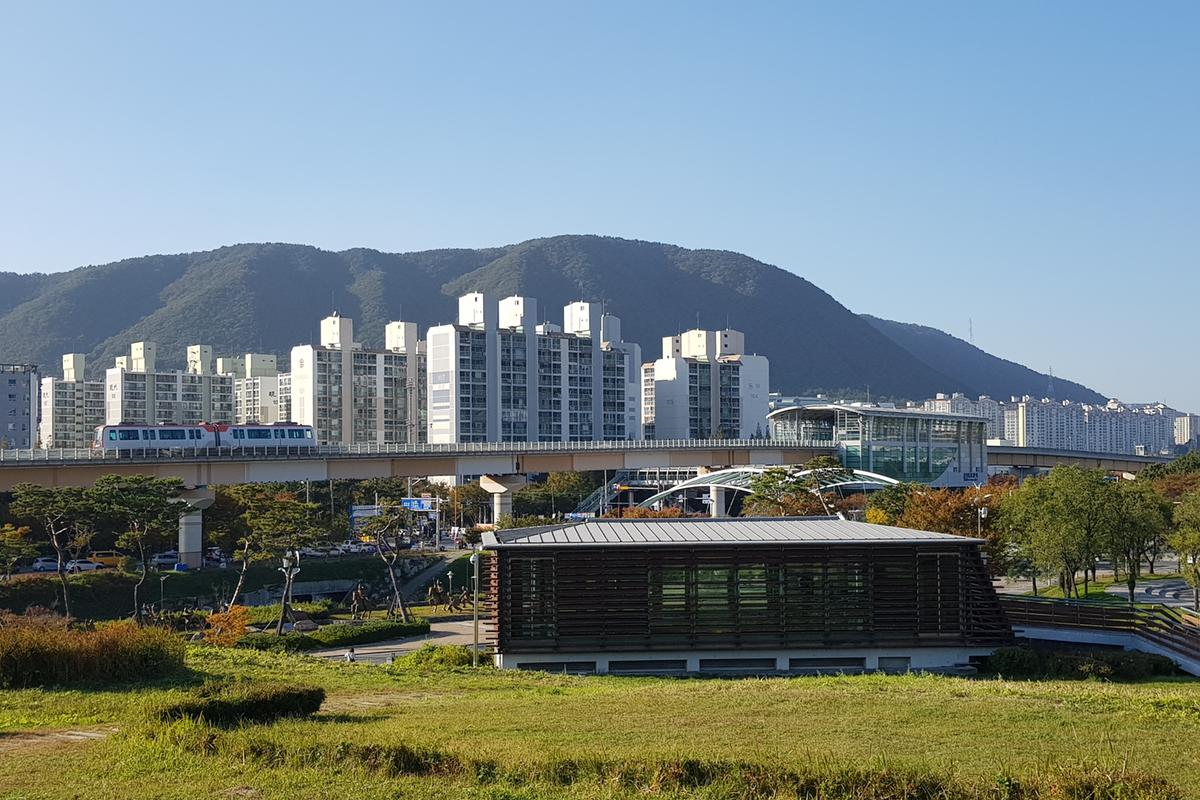 경전철에서 바라본 가야유적