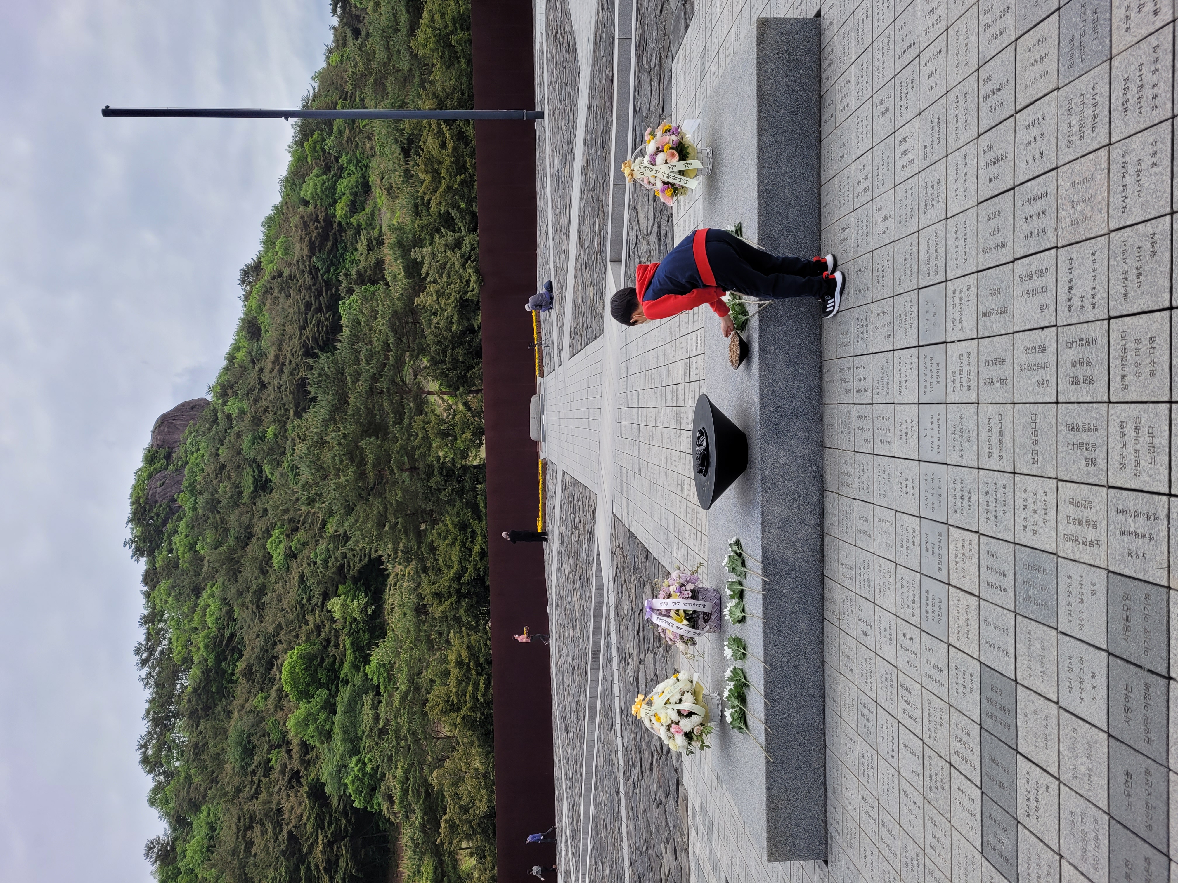 노무현대통령님 묘역 인사