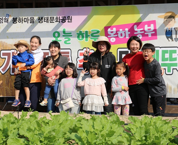 가을 전통 추수 및 메뚜기잡기 사진