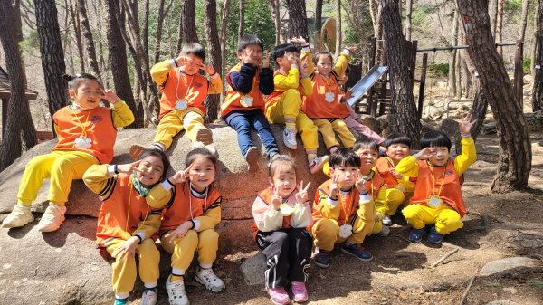 바위에 단체사진