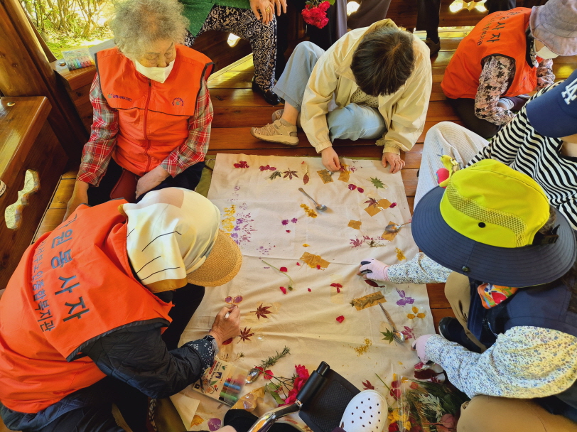 협동하여 꽃물들이기