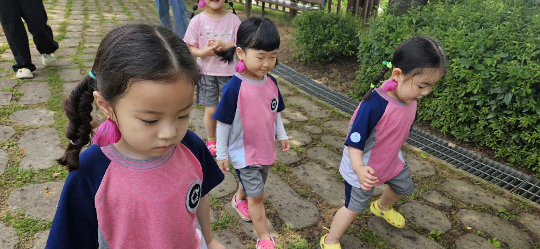 무궁화꽃귀걸이 하고 황토길로 ~