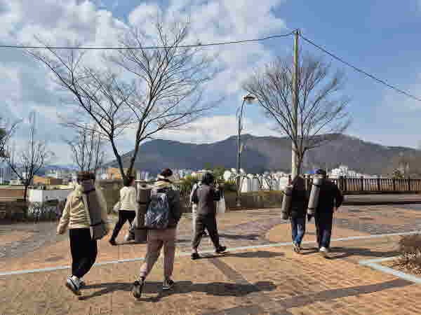 시작할때는 하늘이 푸르름