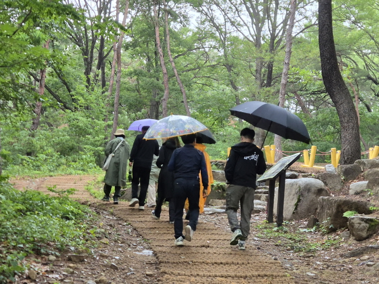 우리 함께 산책하면서 행복한 시간을 보냈어요