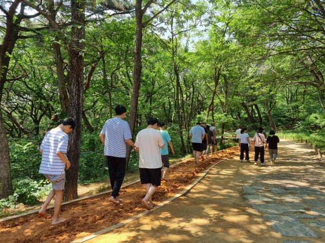 와~~ 말랑말랑 황토길 느낌이 좋아