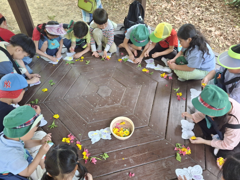 꽃으로 나비 색칠하기