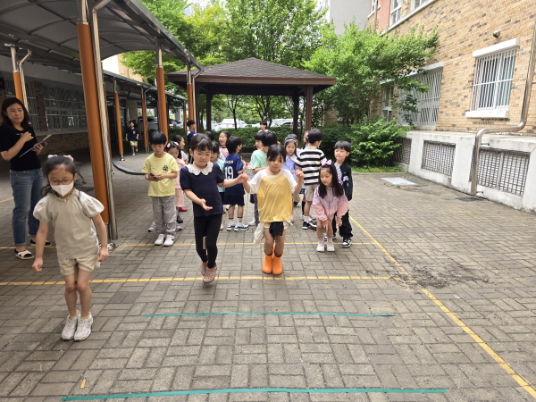 비석치기 한판.