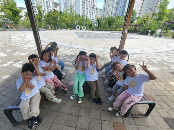 반갑게 인사해요