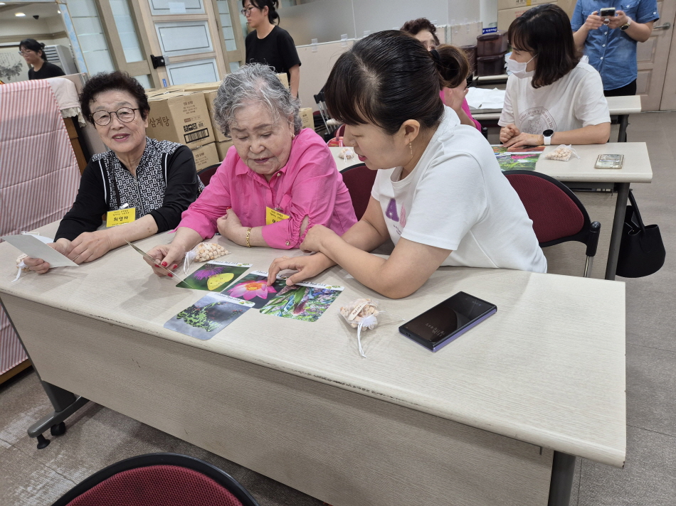 동식물 생태카드로 행복했던 과거 회상하기