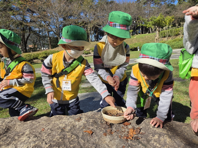 나뭇잎으로 흙을 만들어요