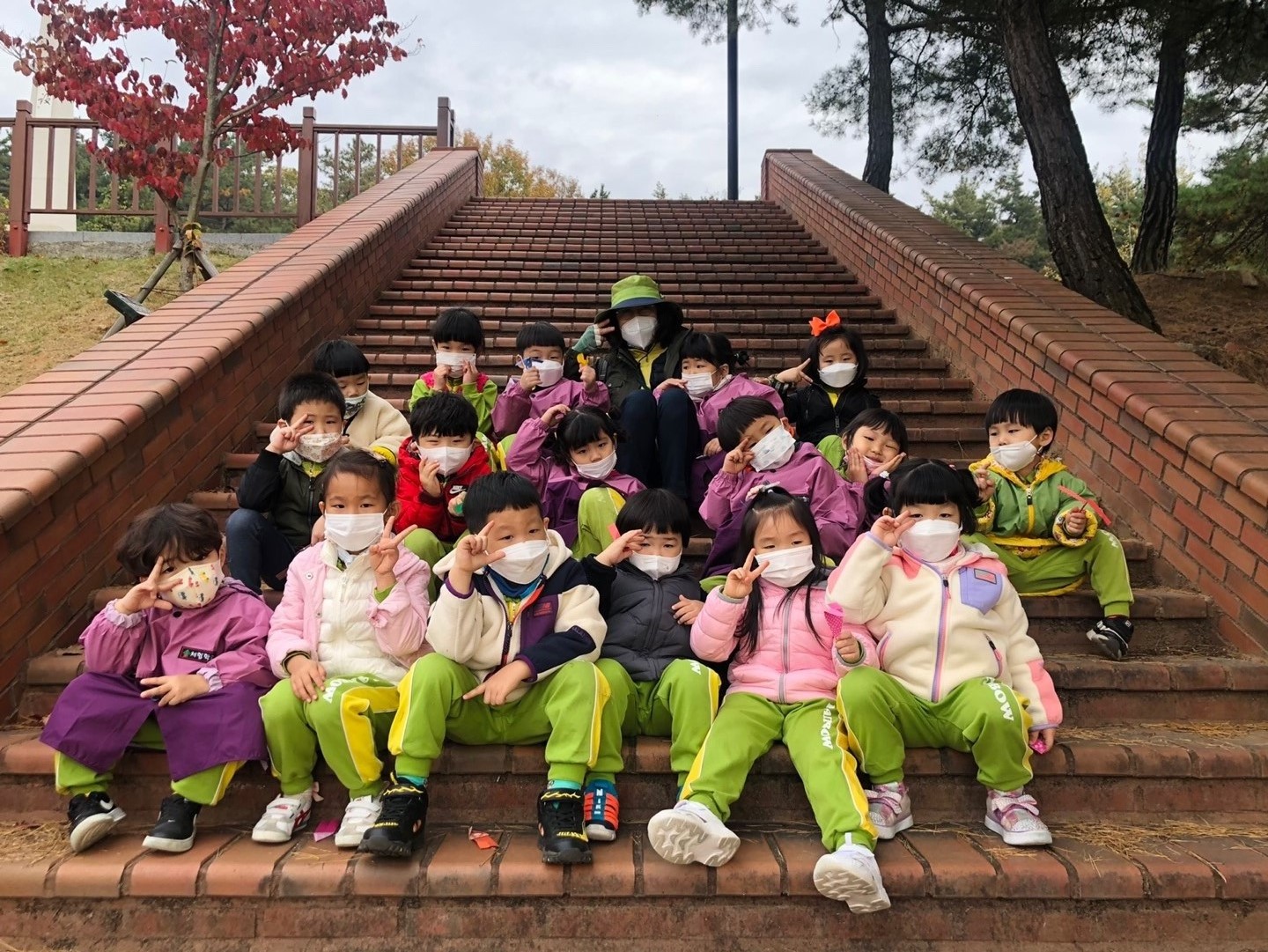봄에 만날때와는 다르게 쑥 자란 아이들 단체사진 찰칵~
