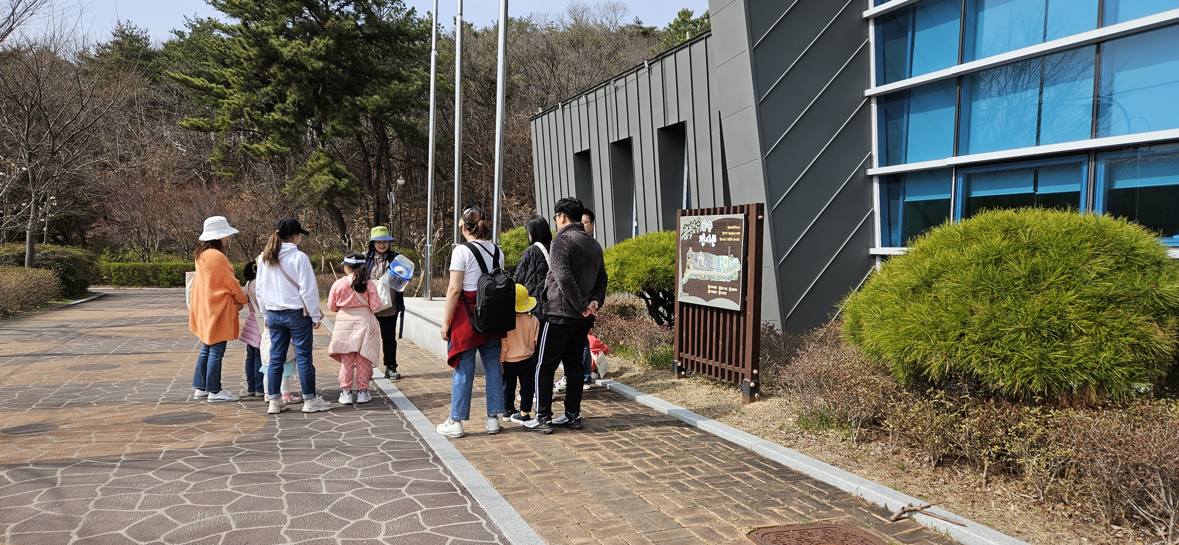 반갑게 인사를 나눠요