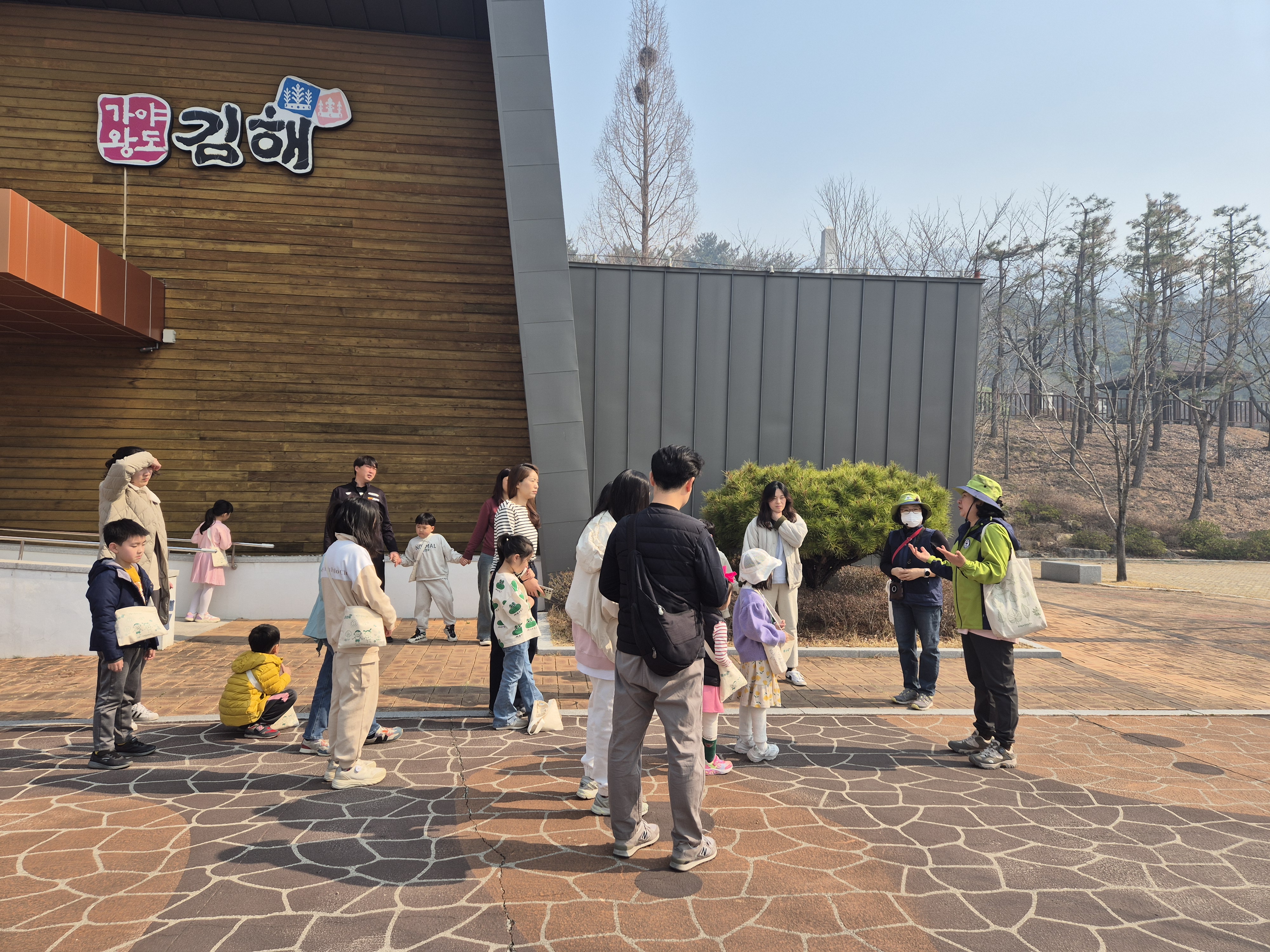 봄 겨울 개구리를 연못으로 갑니다