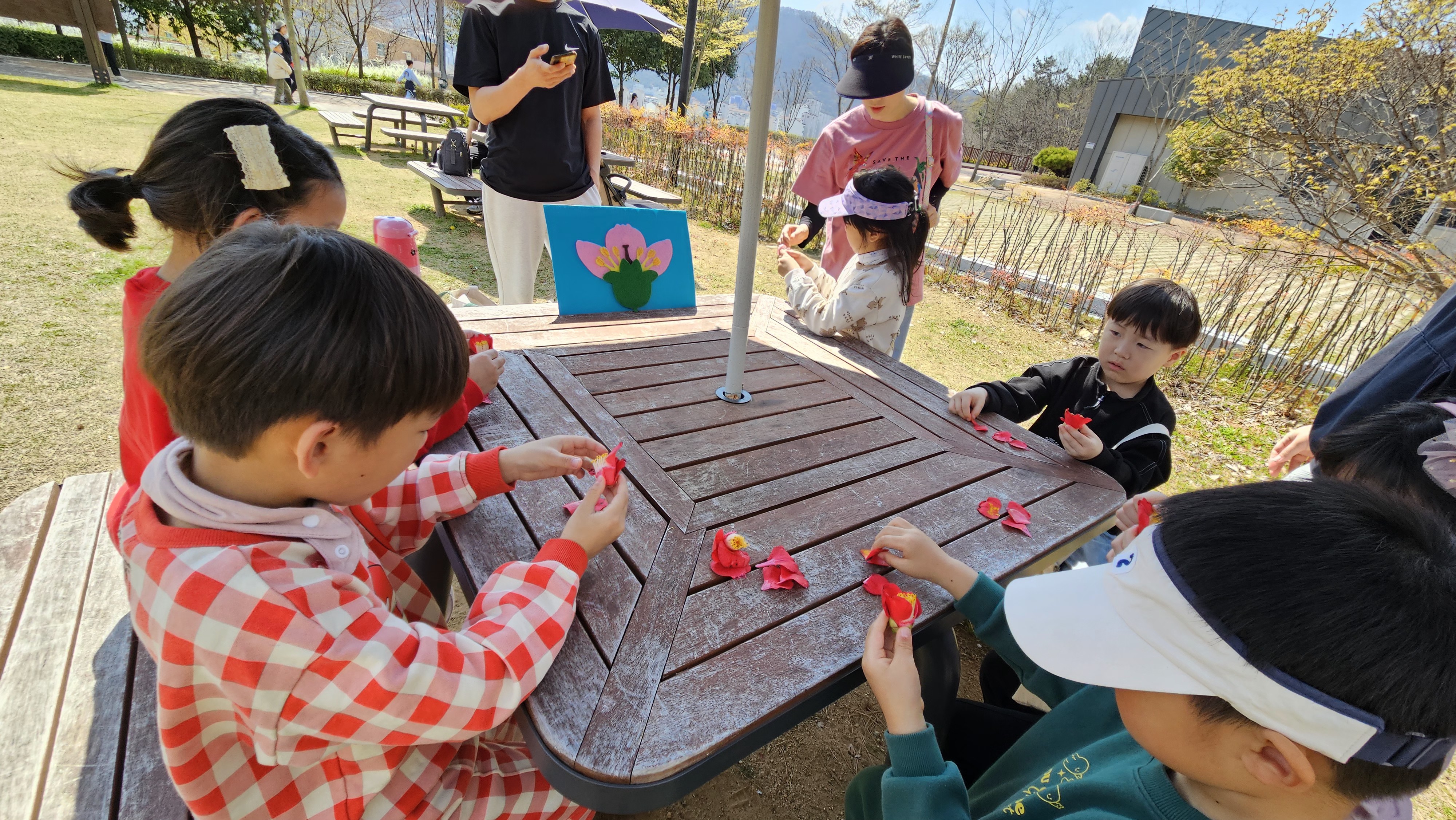 꽃에도 각각 이름이 있어요 하는 일도 달라요 숲 관찰 하기 전에 미리 알아보고 출발해요~