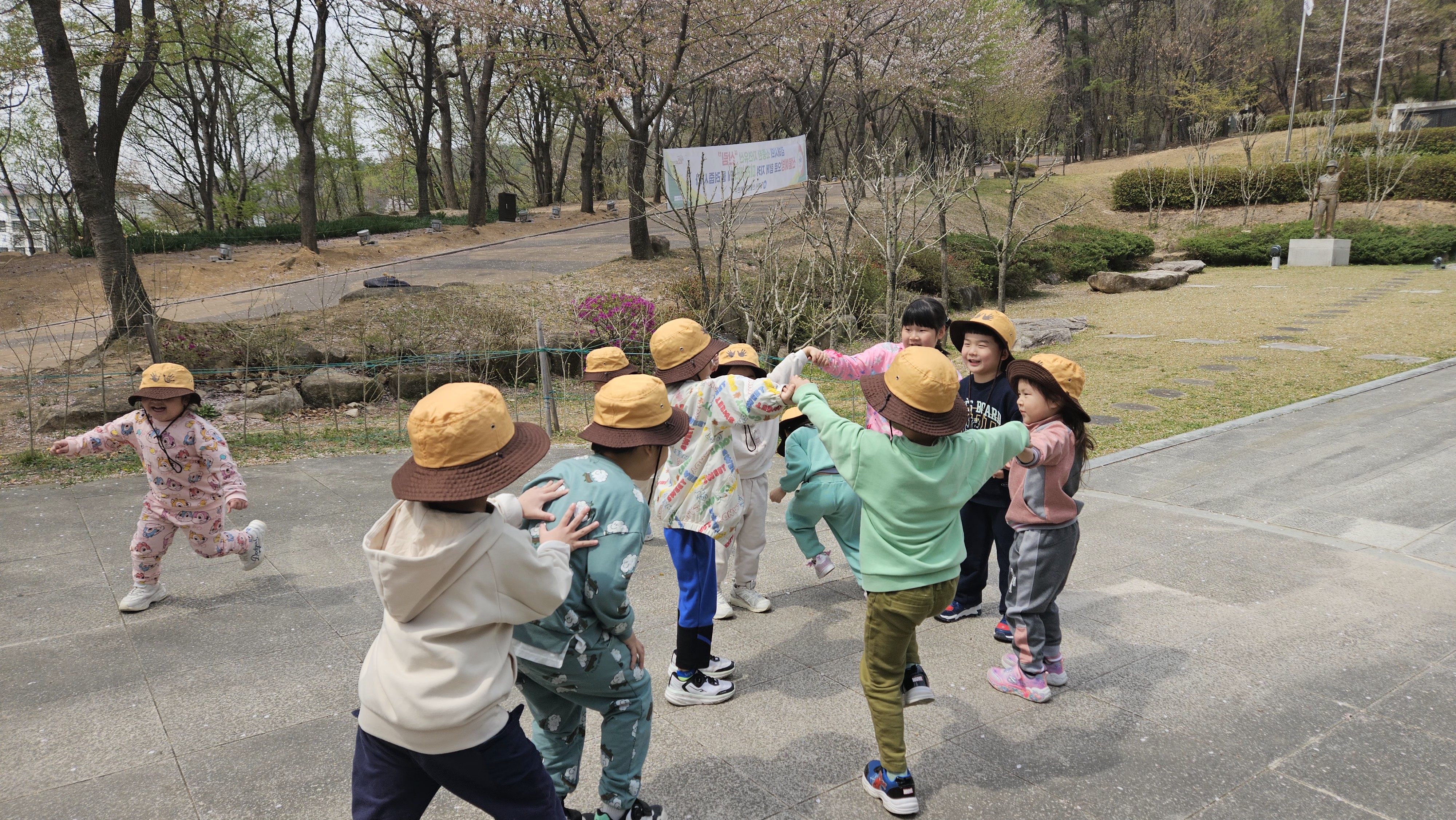 숲놀이 하기전에 숲대문 놀이로 몸을 풀어요