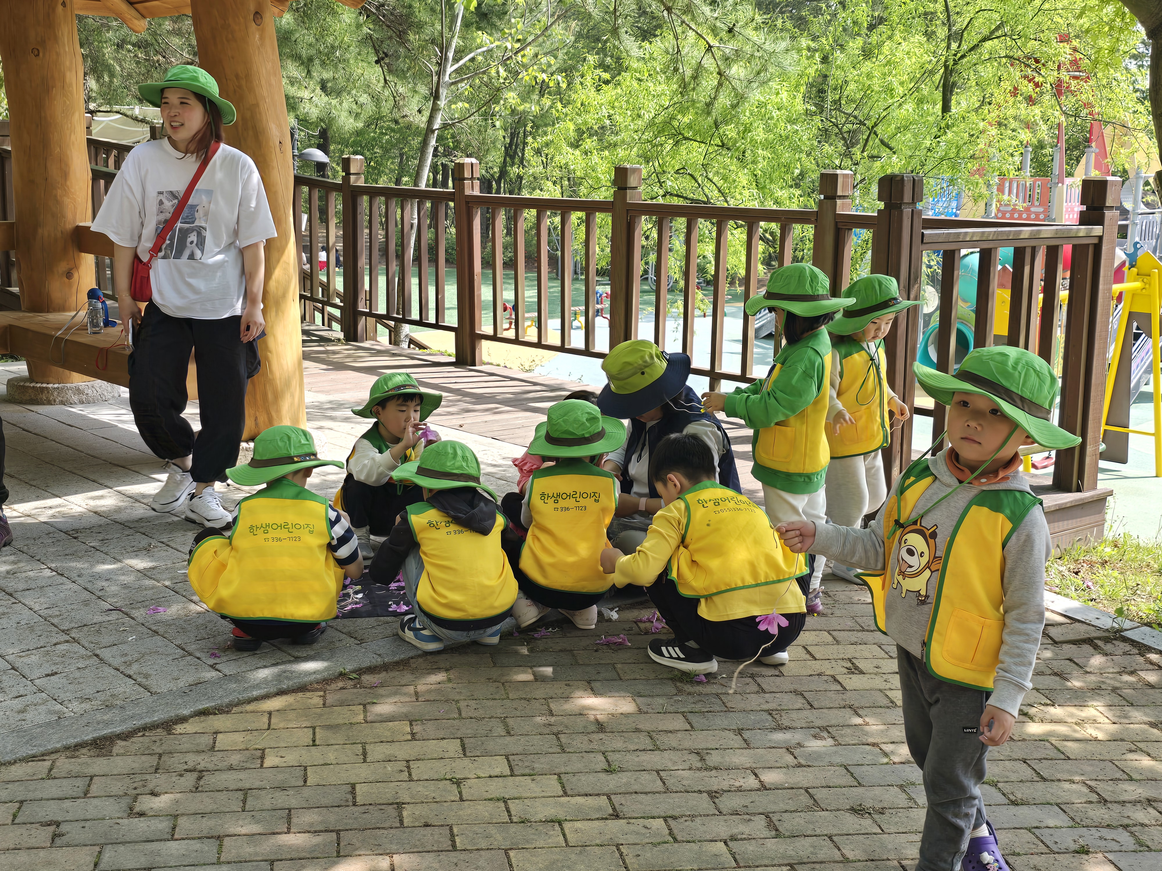 떨어진 꽃으로 목걸이 만들어요