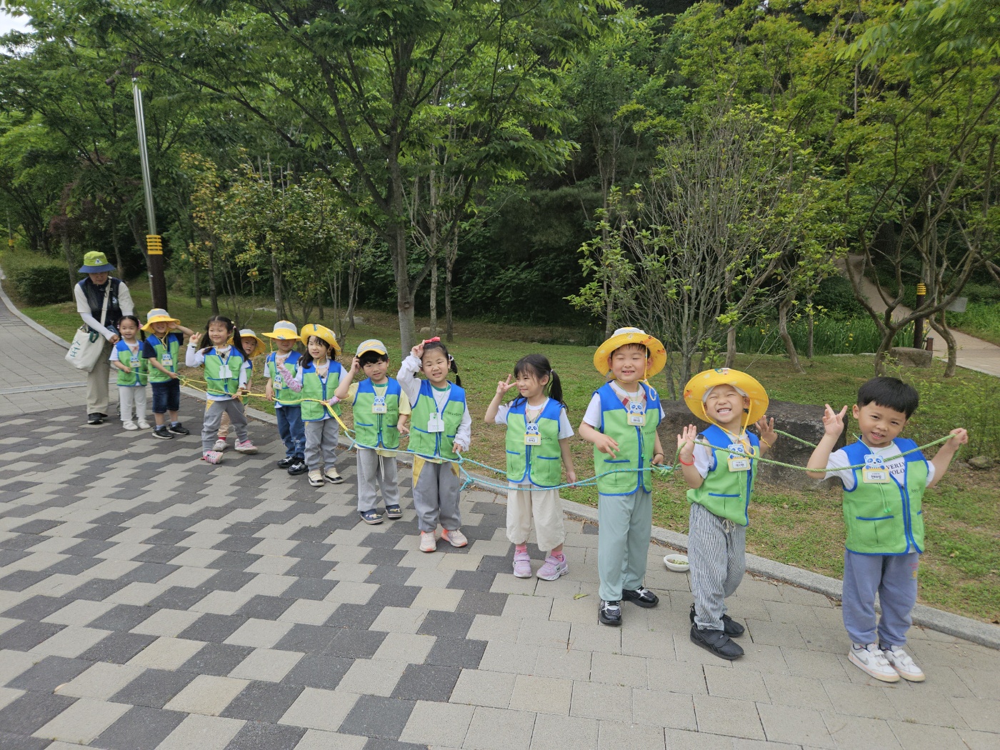 꿀벌 기차를 따라가요.