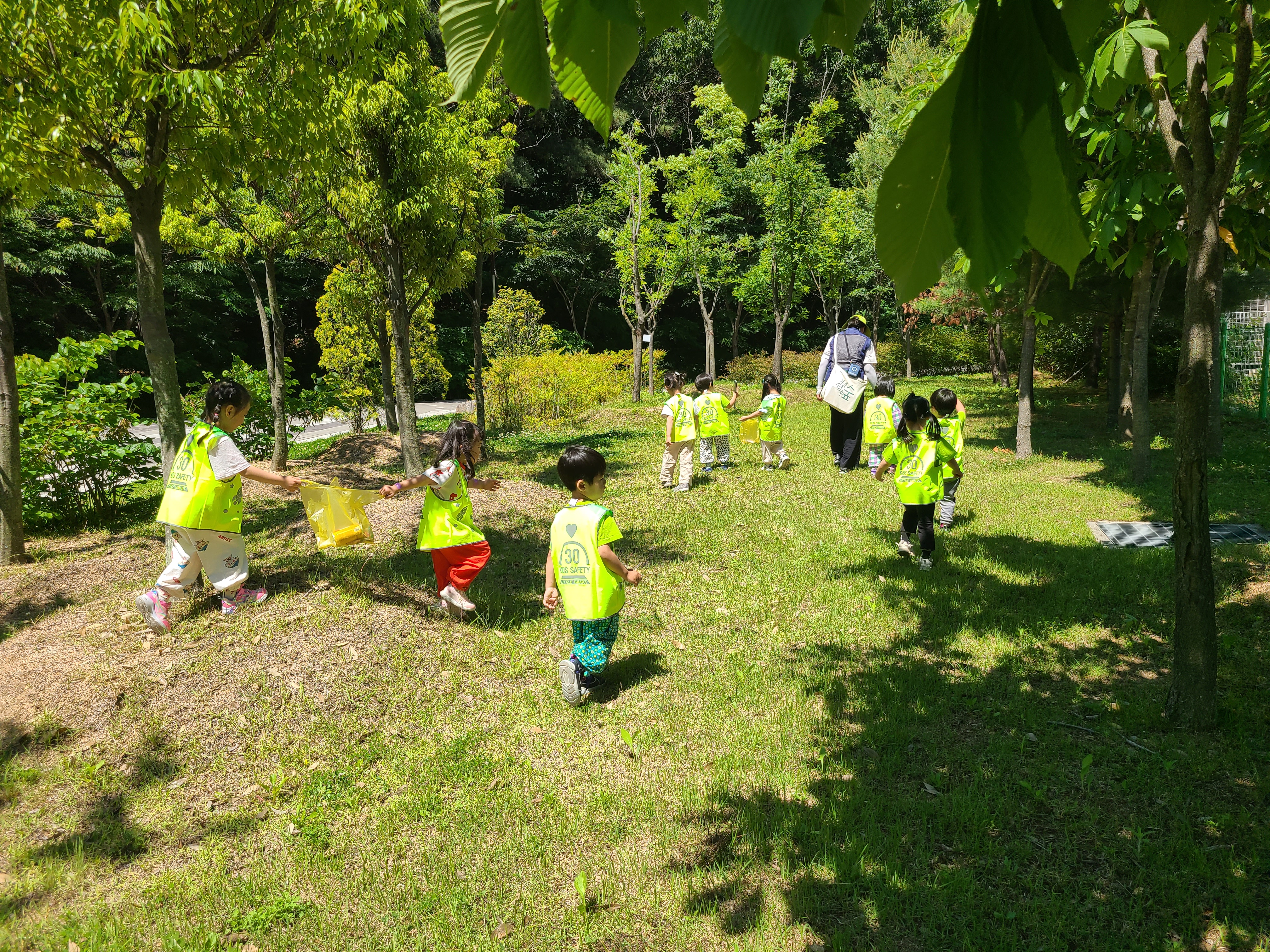 공원의 쓰레기  줍기.