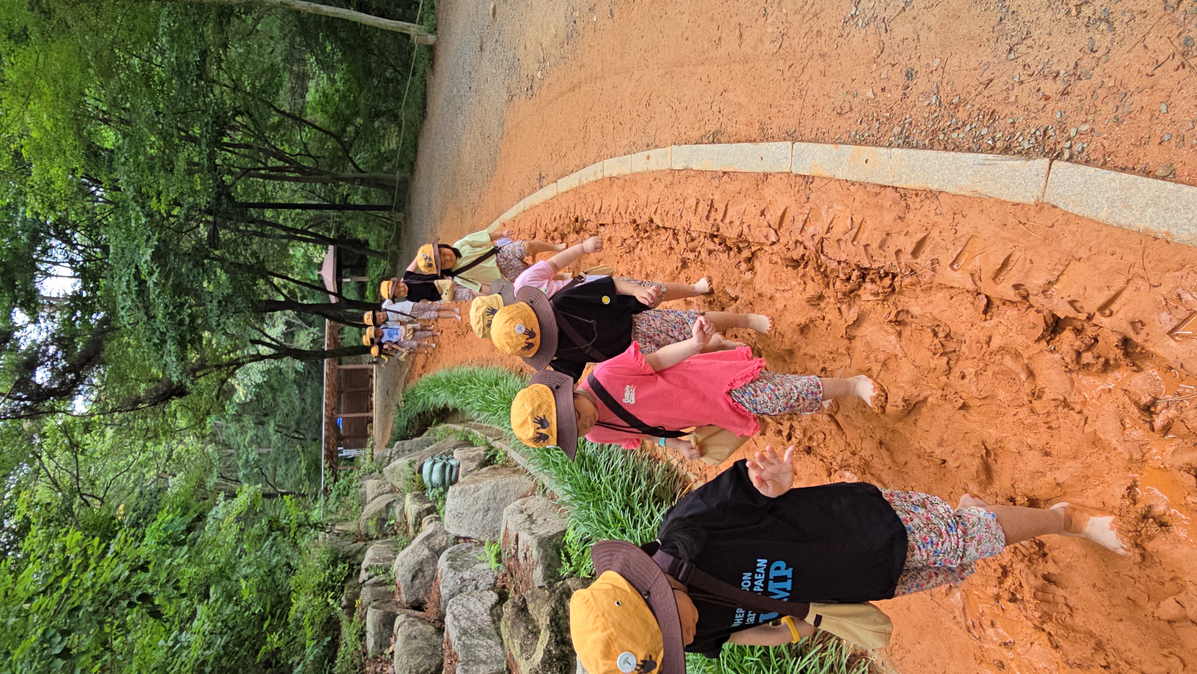 질척질척 황토길 미끌미끌 재미있다