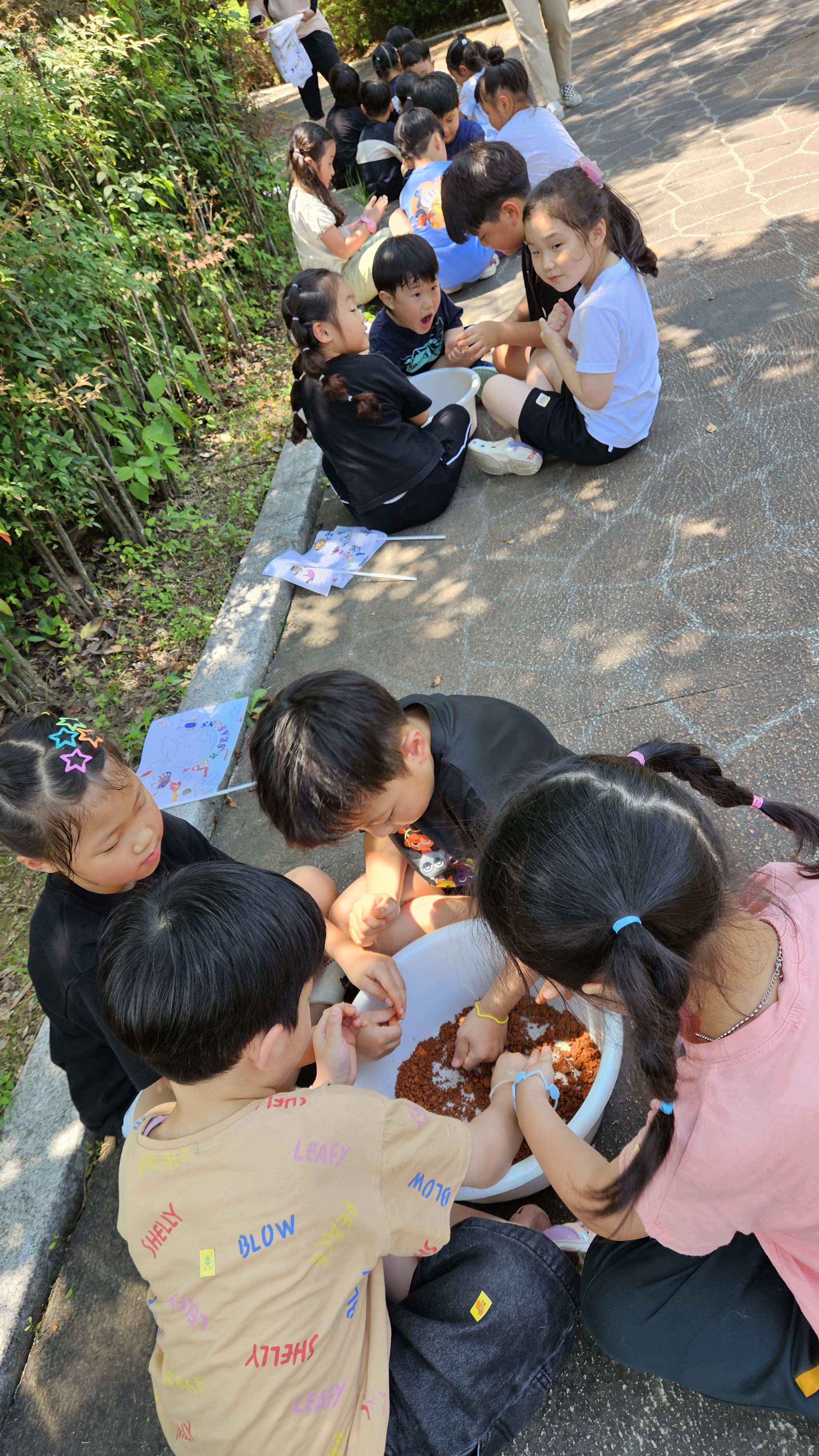 황토 알갱이를 손으로 곱게 만들어 물을 붓고 물감을 만들었어요