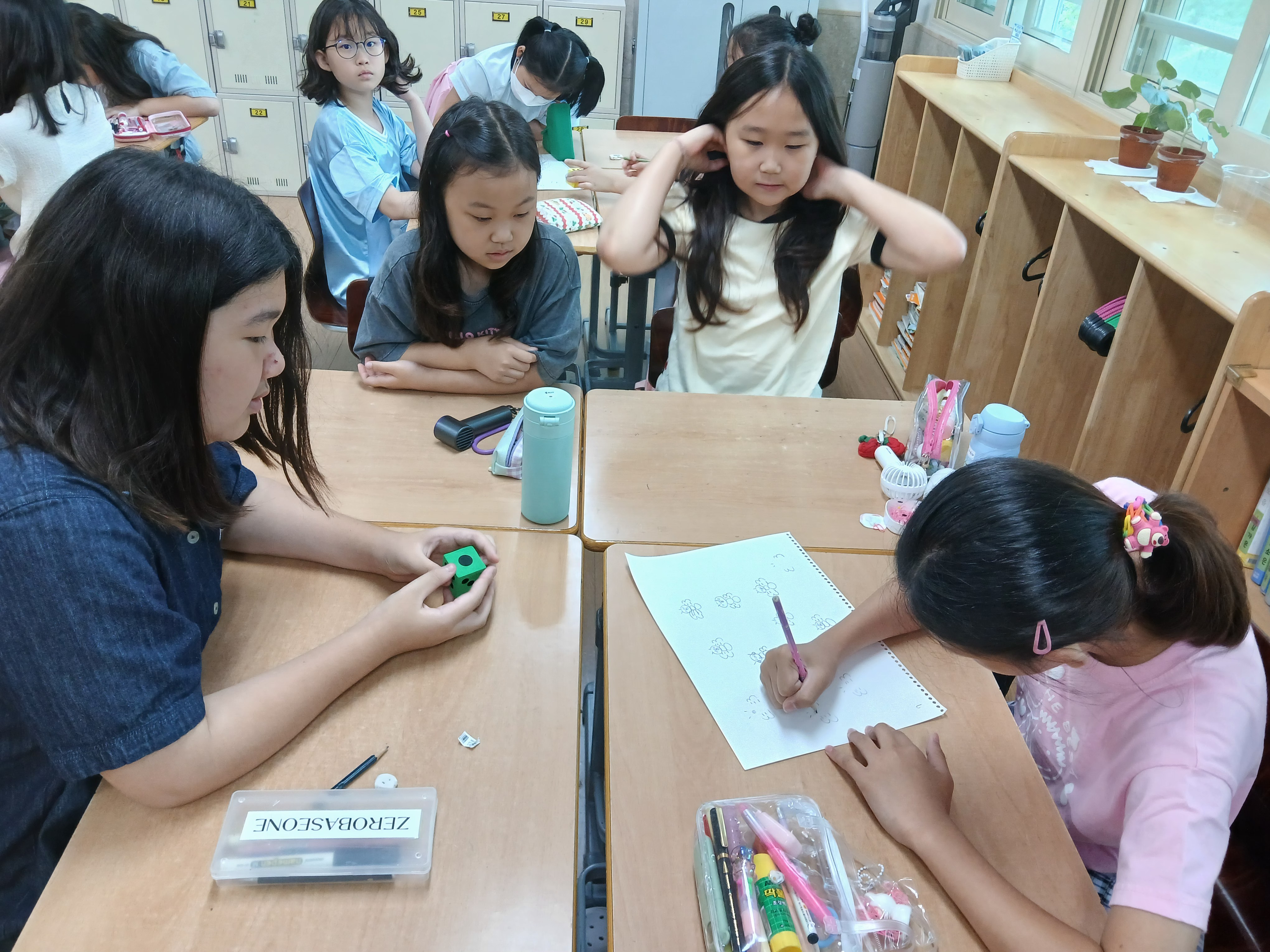 주사위를 던져 나오는 숫자에 맞게 곤충의 몸을 그려보아요