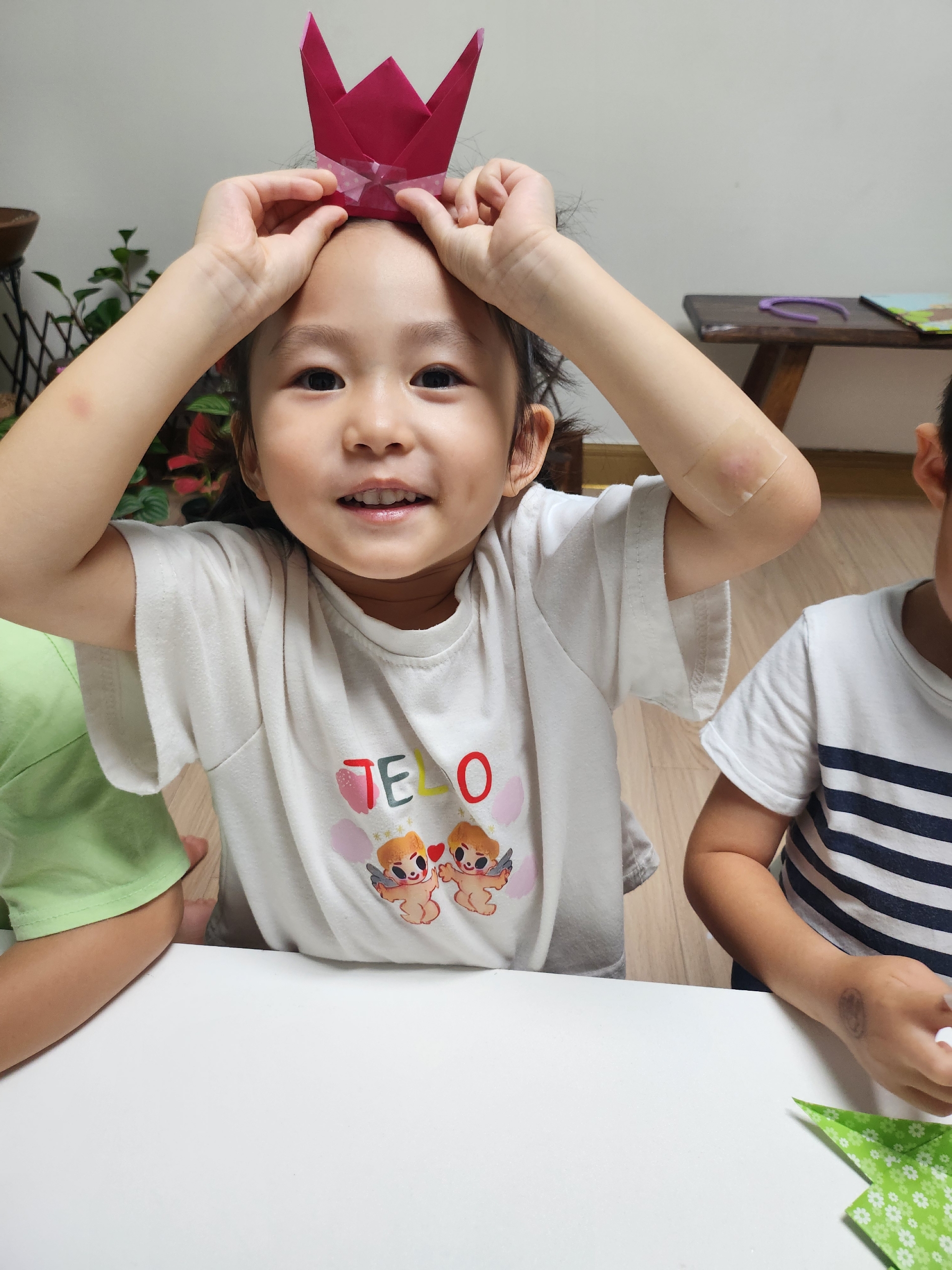 매미를 왕관처럼 섰어요 