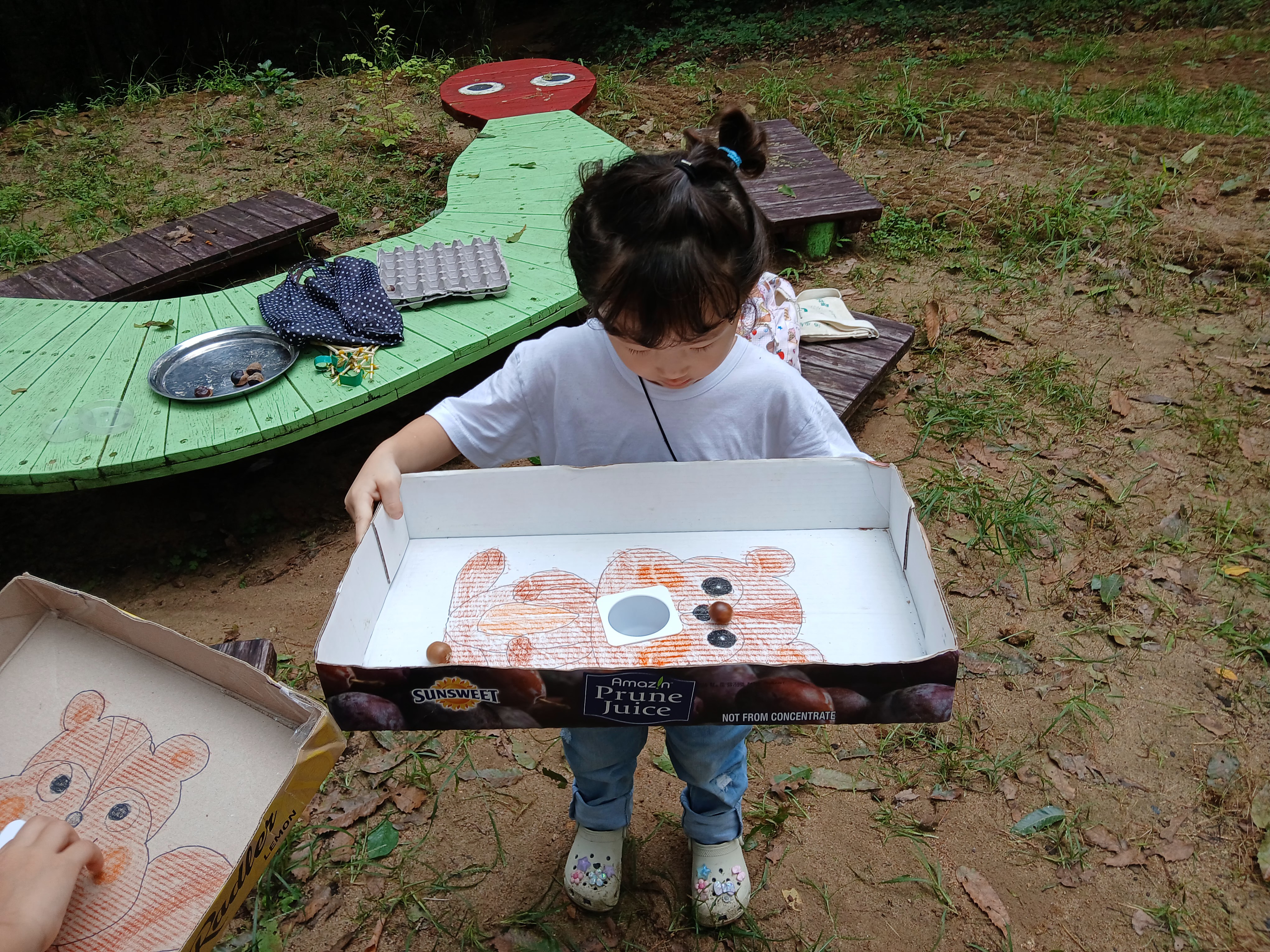 도토리를 굴려 입속에 쏙 넣어보자 