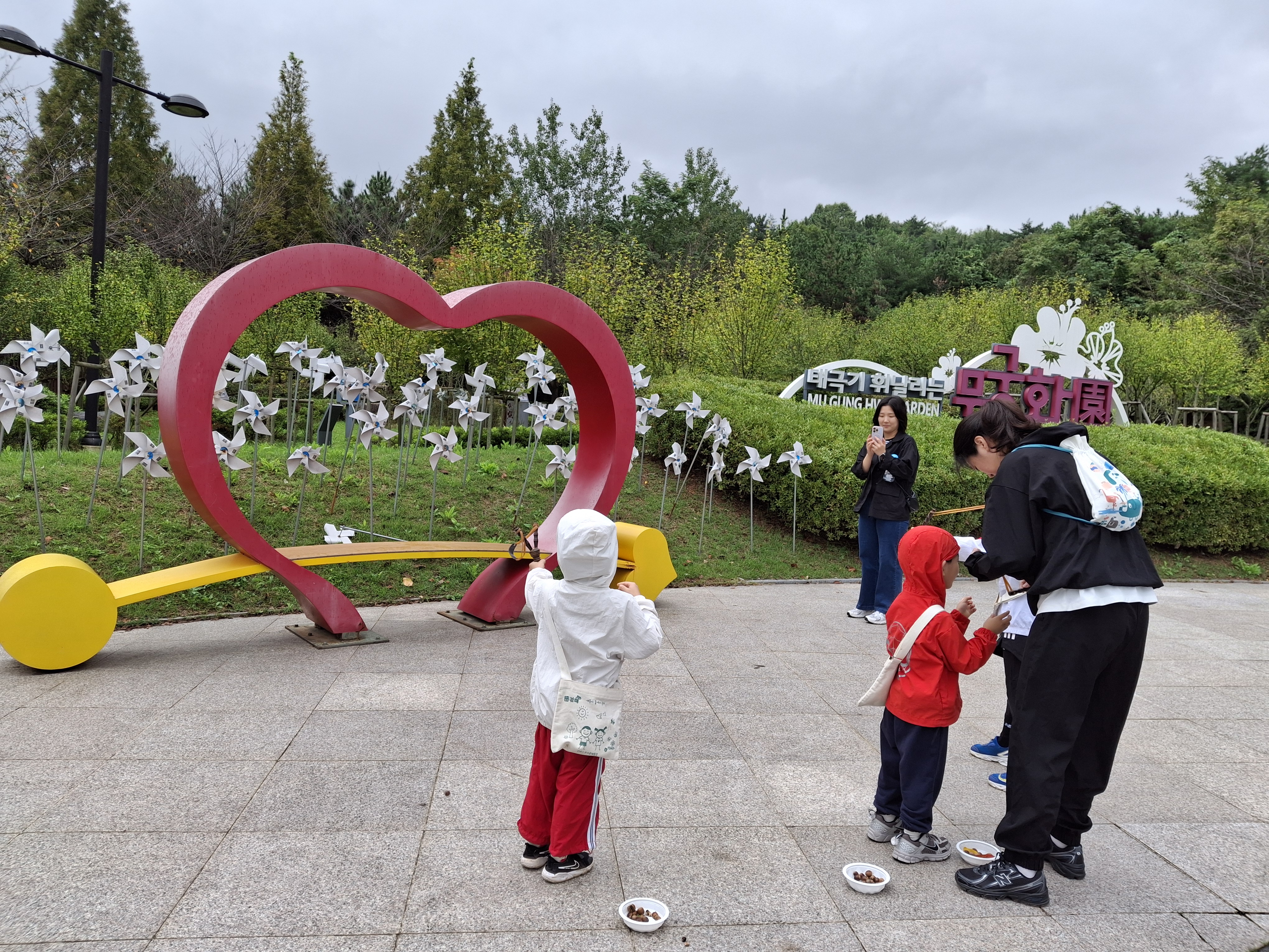 도토리 다람쥐 먹이 주기