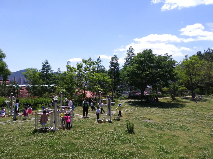 토끼풀속에서 뛰어노는 아이들~