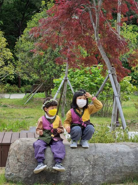 토끼풀 화관과 목걸이를 하고 앉아 있는 두아이 너무 예쁘지요~